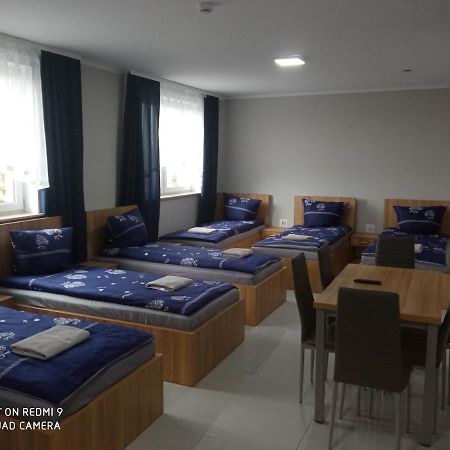Czerwony Szafir Grodzisk Hostel กรอดยิสค์ มาโซเวียสกี ภายนอก รูปภาพ