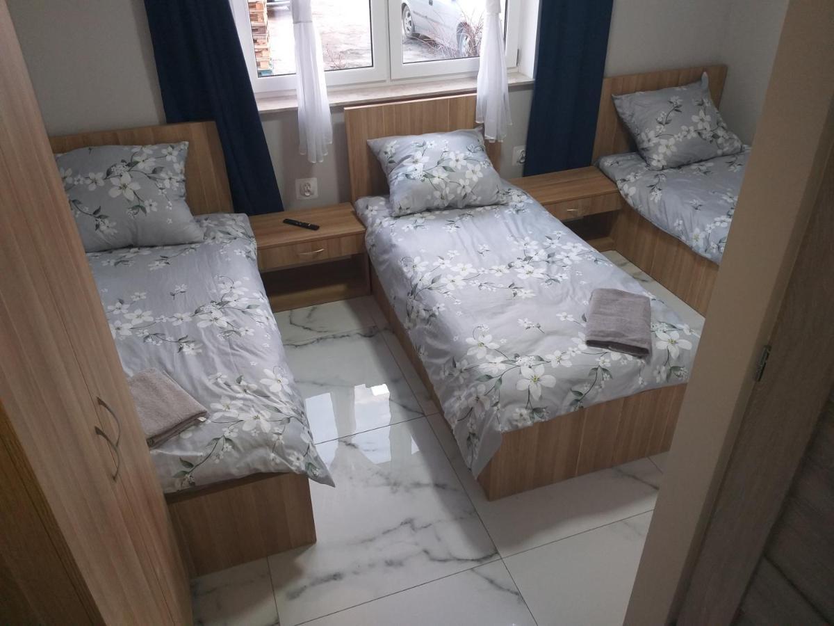 Czerwony Szafir Grodzisk Hostel กรอดยิสค์ มาโซเวียสกี ภายนอก รูปภาพ