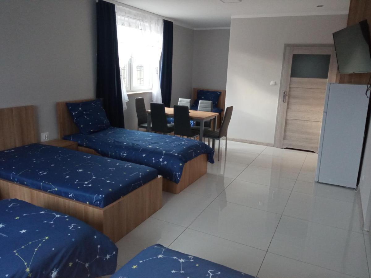 Czerwony Szafir Grodzisk Hostel กรอดยิสค์ มาโซเวียสกี ภายนอก รูปภาพ