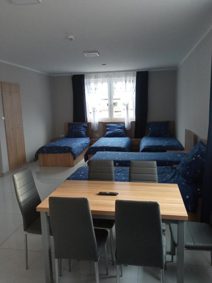 Czerwony Szafir Grodzisk Hostel กรอดยิสค์ มาโซเวียสกี ภายนอก รูปภาพ
