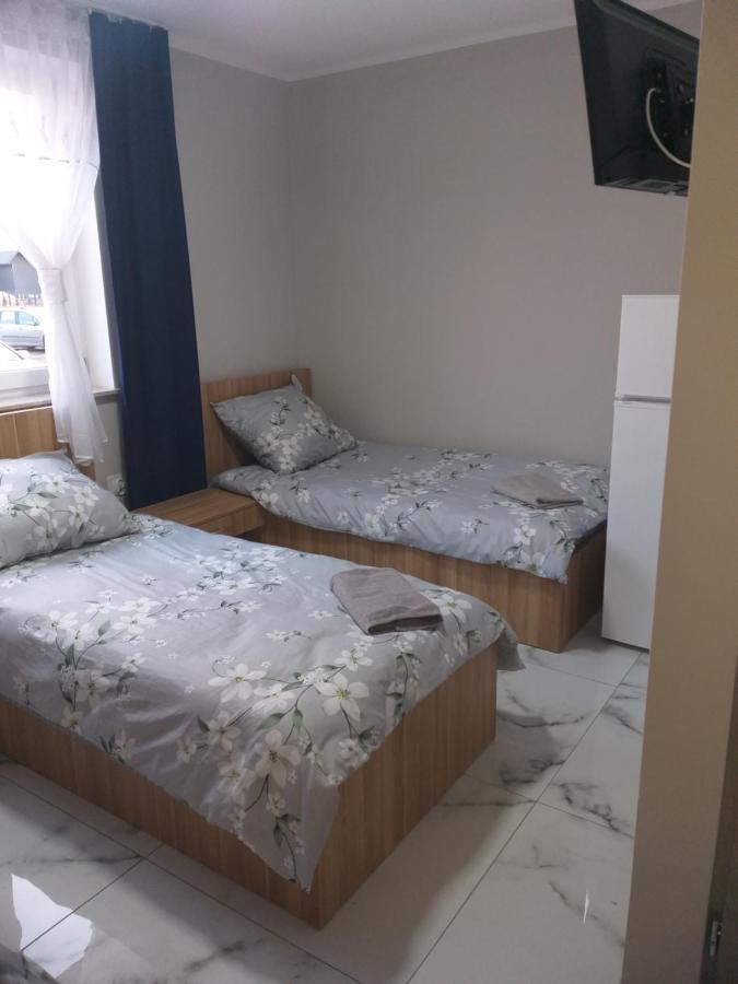 Czerwony Szafir Grodzisk Hostel กรอดยิสค์ มาโซเวียสกี ภายนอก รูปภาพ