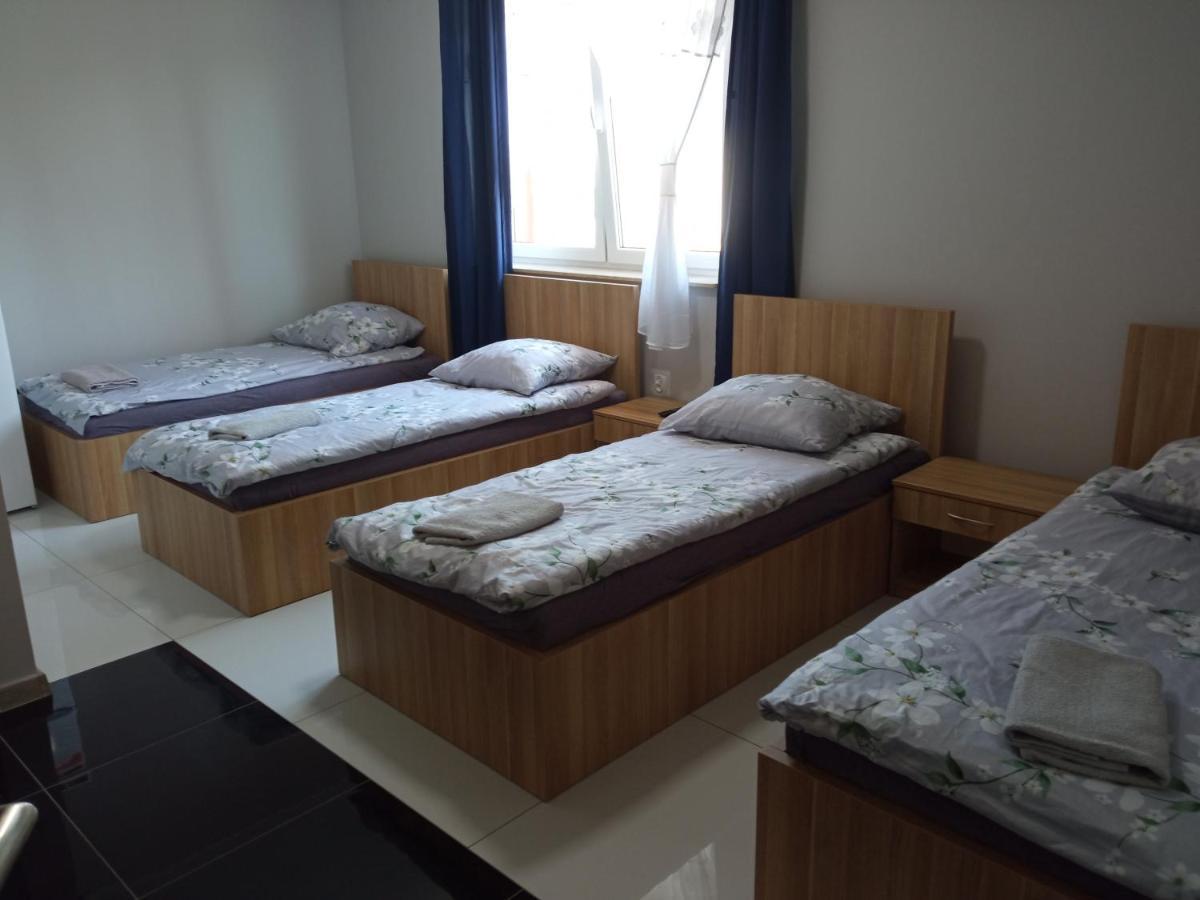 Czerwony Szafir Grodzisk Hostel กรอดยิสค์ มาโซเวียสกี ภายนอก รูปภาพ