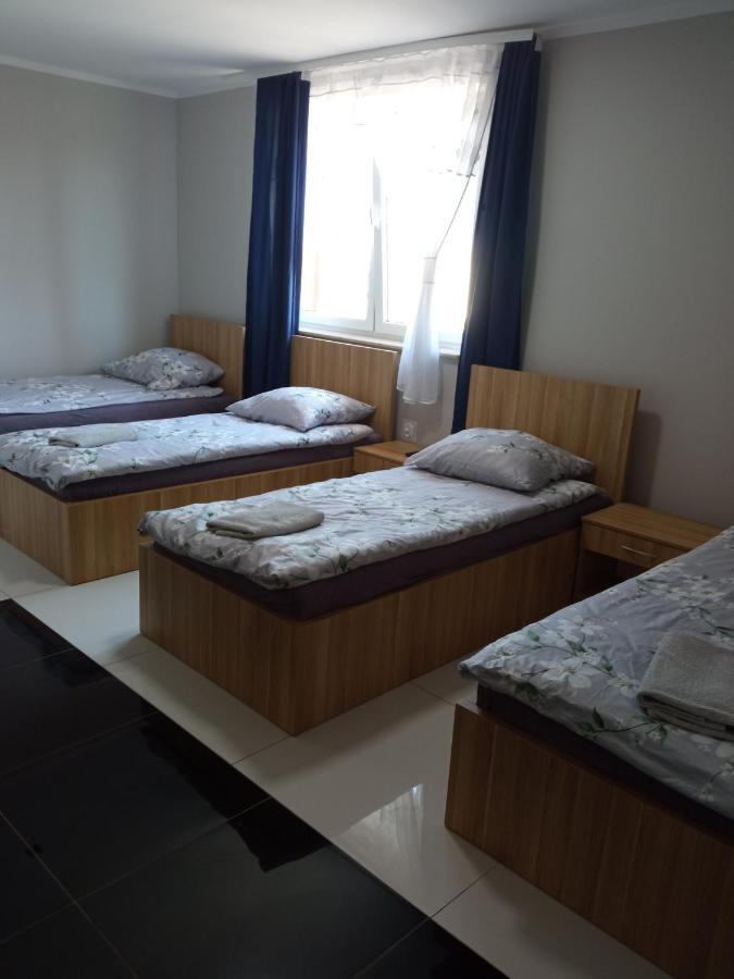 Czerwony Szafir Grodzisk Hostel กรอดยิสค์ มาโซเวียสกี ภายนอก รูปภาพ