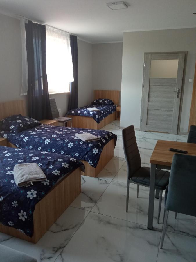 Czerwony Szafir Grodzisk Hostel กรอดยิสค์ มาโซเวียสกี ภายนอก รูปภาพ